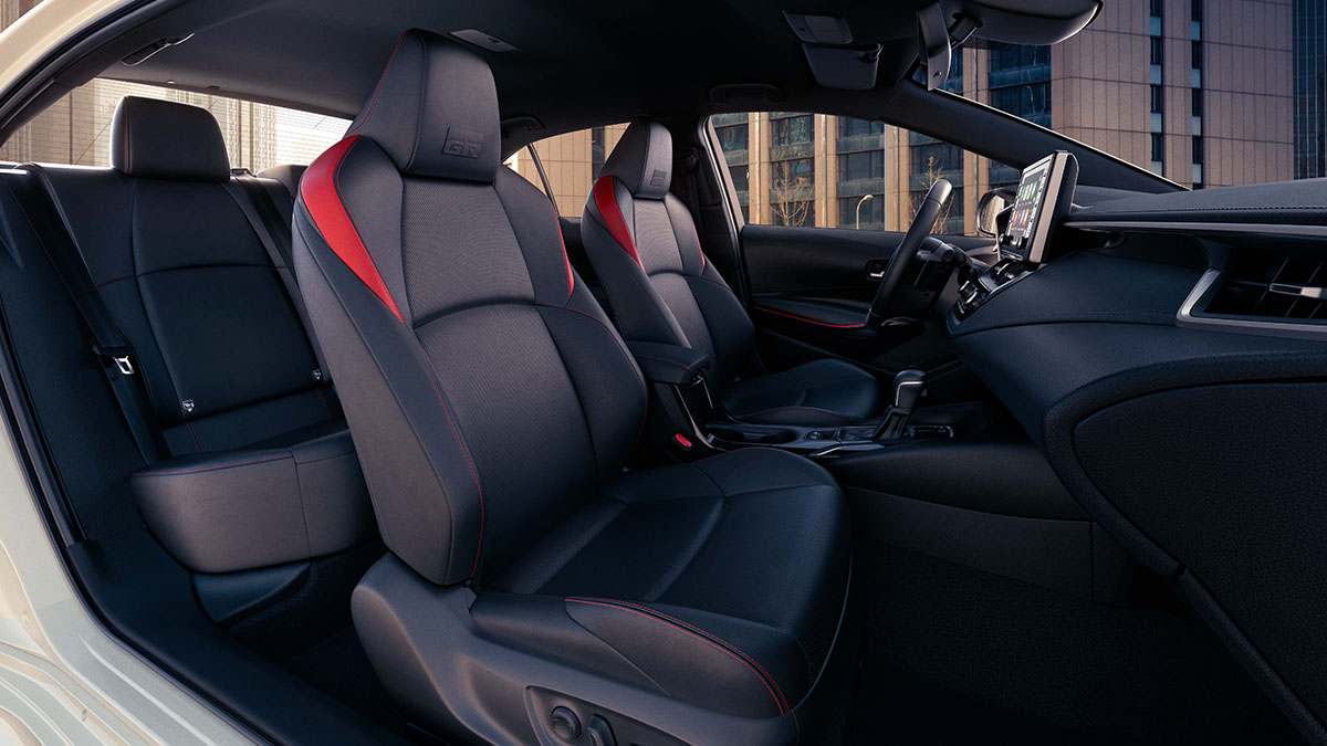 Striking interior with GR-S seats